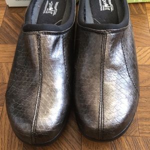 Grasshoppers metallic bronze brown mule 7M